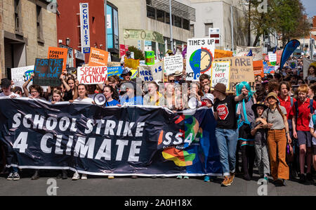 Über 20.000 Menschen, Eltern und Kinder stellte sich heraus, dass für die Schulen Klima Streik außerhalb des Parlaments in Hobart, Tasmanien Freitag, 20. September Stockfoto