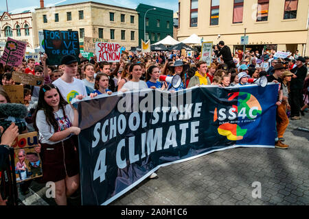 Über 20.000 Menschen, Eltern und Kinder stellte sich heraus, dass für die Schulen Klima Streik außerhalb des Parlaments in Hobart, Tasmanien Freitag, 20. September Stockfoto