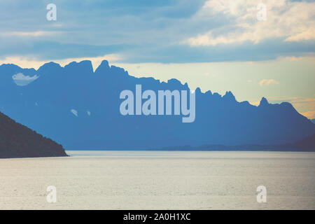 Fjord bei Sonnenuntergang. Felsigen Küste am Abend. Schöne Natur Norwegens. Malerische skandinavischen Landschaft Stockfoto