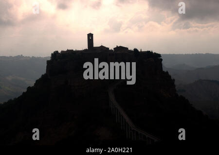 Malerische Landschaft und silhuette CIVITA DI BAGNOREGIO schönen kleinen Dorf auf der Spitze des Hügels, in Italien Stockfoto