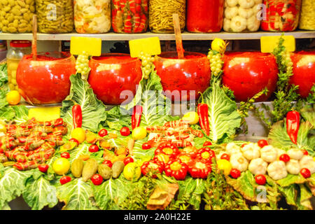 Verschiedene Türkische eingelegtes Gemüse in Gläsern Stockfoto