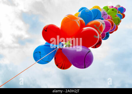 Verschiedene Farbe viele Ballons bei bewölktem Himmel. Selektive konzentrieren. Stockfoto