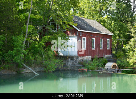 Historische Morningstar Mühle durch Decew fällt in St. Catharines, Ontario, Kanada. Stockfoto