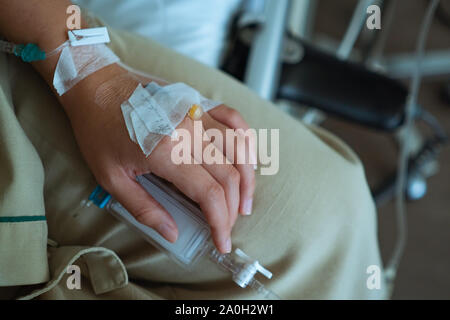 Nahaufnahme des Patienten mit medizinischem Tropf oder Infusion in der Krankenstation, medizinisches Konzept - Bild Stockfoto