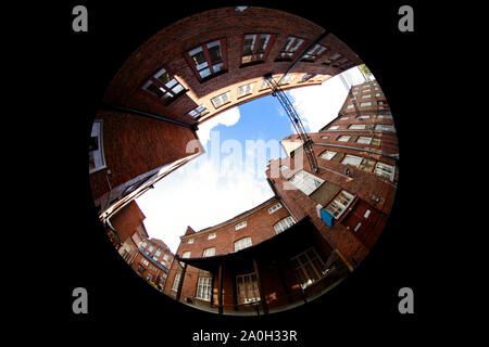 Ein fish eye Bild einer alten Fabrik Gebäude mit blauen Himmel über Stockfoto