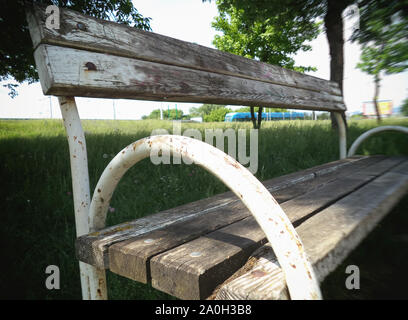 Eine alte Holzbank in einem schönen Park. Stockfoto
