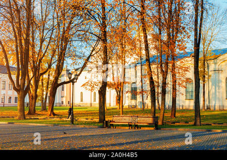 Weliki Nowgorod Russland - 17. Oktober 2018. Kreml Park und St. Sophia Kathedrale auf dem Hintergrund im sonnigen Oktober Abend in Novgorod, Russland Stockfoto