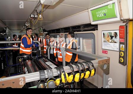 Bahnindustrie Personal auf einer geführten Tour von Birmingham Universitäten Prototyp Wasserstoff Brennstoffzelle Hydroflex Zug am Quinton Rail Tech Center. Stockfoto