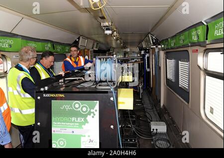 Bahnindustrie Personal auf einer geführten Tour von Birmingham Universitäten Prototyp Wasserstoff Brennstoffzelle Hydroflex Zug am Quinton Rail Tech Center. Stockfoto