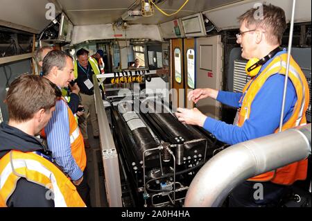 Bahnindustrie Personal auf einer geführten Tour von Birmingham Universitäten Prototyp Wasserstoff Brennstoffzelle Hydroflex Zug am Quinton Rail Tech Center. Stockfoto