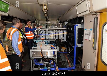 Bahnindustrie Personal auf einer geführten Tour von Birmingham Universitäten Prototyp Wasserstoff Brennstoffzelle Hydroflex Zug am Quinton Rail Tech Center. Stockfoto