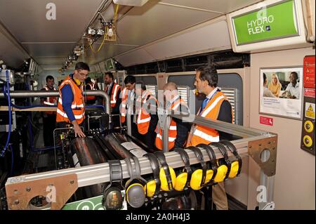 Bahnindustrie Personal auf einer geführten Tour von Birmingham Universitäten Prototyp Wasserstoff Brennstoffzelle Hydroflex Zug am Quinton Rail Tech Center. Stockfoto