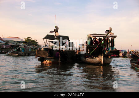 Traditionelle vietnamesische Floating Market genannt. Rang Ca in Can Tho, Vietnam Stockfoto