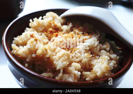 Im thailändischen Stil Knoblauch Reis in der Schüssel mit traditionellen asiatischen Löffel Stockfoto
