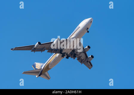 Singapore Airlines Boeing 747 Frachtflugzeug 9V-SFK startet vom Flughafen London Heathrow, London, UK, in blauem Himmel. Steiler Aufstieg Stockfoto