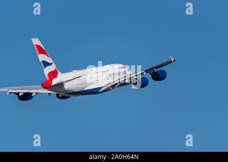 British Airways Airbus A380 Super Jumbo Jet Flugzeug G-XLEB startet vom Flughafen London Heathrow, London, Großbritannien, in blauem Himmel Stockfoto