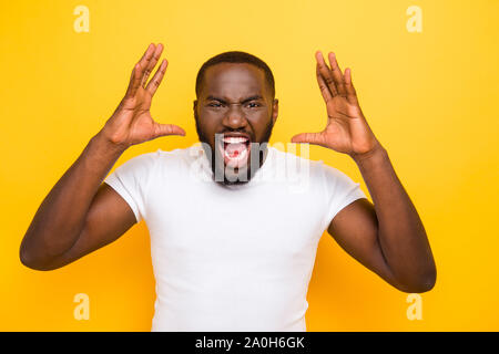 Schöne attraktive Sportliche manly verrückt wilden Bärtigen mulatto Mann im weißen T-Shirt, das Argument Geste mit der Hand, öffnete den Mund, über br isoliert Stockfoto