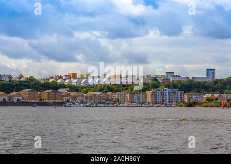 Eine interessante Auswahl an modernen architektonischen Stile für das Gehäuse bei Penarth innerhalb der neuen Schwall über die Cardiff Bay, Glamorgan, Wales, Großbritannien Stockfoto