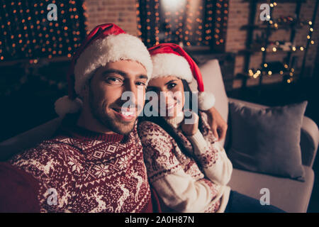 Noel christmastime Konzept. Schöner Mann selfie Bild auf dem Smartphone mit Brünette Dame sitzen im gemütlichen Wohnzimmer couch modernes Haus Interieur mit Stockfoto