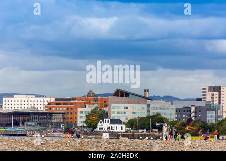 Eine interessante Auswahl an Baustile und Gebäude sichtbar über Cardiff Bay, die hinter der neuen Barrage, Glamorgan, Wales, Großbritannien Stockfoto