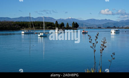 Der Blick über die Bucht in Richtung Rabbit Island von Mapua, Tasman, Neuseeland. Stockfoto