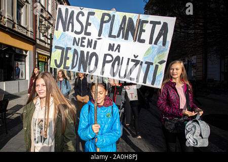 Hradec Kralove, Tschechische Republik. 20 Sep, 2019. Studenten streiken für bessere Klimaschutz und Emissionen senken, in Hradec Kralove, Tschechische Republik, am Freitag, den 20. September 2019. Quelle: David Tanecek/CTK Photo/Alamy leben Nachrichten Stockfoto