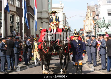 Die Golden Coach ist jedes Jahr benutzt, die Niederländische Monarch aus dem Palast Noordeinde an der Ridderzaal in Den Haag. Stockfoto