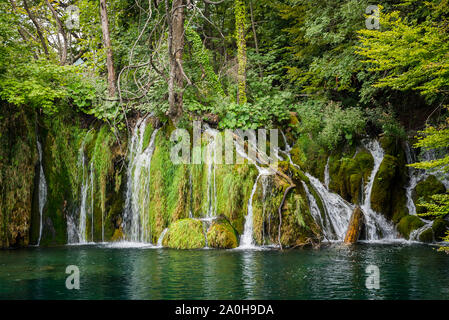 Beeindruckende Wasserfälle im Wald im Nationalpark Plitvicer Seen, Kroatien. Natur Landschaft
