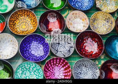 Draufsicht auf bunte handgefertigte lackierte Schalen aus Kokosnussschalen, die als Souvenirs auf dem lokalen Markt von Luang Prabang, Laos, verkauft werden Stockfoto