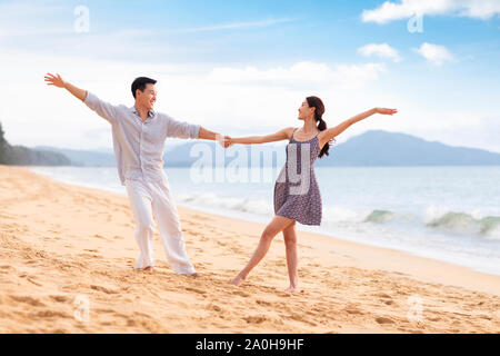 Glückliches junges Paar am Strand Stockfoto