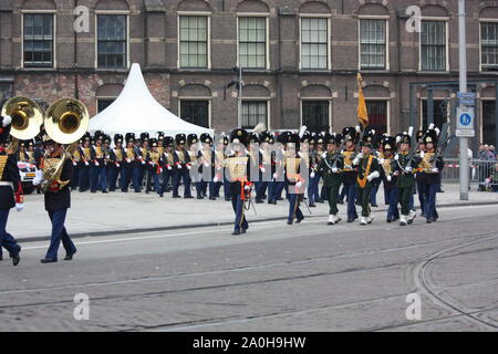 Die grenadiere und Gewehre Wachen Regiment der Royal Netherland Monarch während Prinsjesdag Prozession in Den Haag, Südholland, Niederlande. Stockfoto