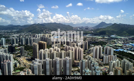 (190920) - BEIJING, Sept. 20, 2019 (Xinhua) - luftaufnahme am 27. Juni, 2017 zeigt die Tin Shui Wai in Hongkong, Südchina. Als die "Perle des Orients", Hong Kong bekannt ist, hat eine Fläche von mehr als 1.100 Quadratkilometern. Die Metropole bietet nicht nur die bekannten Wahrzeichen, sondern auch schöne Landschaften. Verschiedene Landschaftsformen bieten Lebensräume für Tiere und Pflanzen in der Stadt. Und Hongkong hat Bemühungen auf ökologischen Schutz für Jahre gesetzt, eine nachhaltige Entwicklung zu erreichen. Die Peking Internationale Gartenbauausstellung hält Veranstaltung der "Hongkong Tag' aus Stockfoto