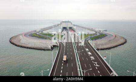 (190920) - BEIJING, Sept. 20, 2019 (Xinhua) - luftaufnahme am Okt. 24, 2018 zeigt Fahrzeuge auf dem Hong Kong-Zhuhai-Macao Brücke in South China läuft. Als die "Perle des Orients", Hong Kong bekannt ist, hat eine Fläche von mehr als 1.100 Quadratkilometern. Die Metropole bietet nicht nur die bekannten Wahrzeichen, sondern auch schöne Landschaften. Verschiedene Landschaftsformen bieten Lebensräume für Tiere und Pflanzen in der Stadt. Und Hongkong hat Bemühungen auf ökologischen Schutz für Jahre gesetzt, eine nachhaltige Entwicklung zu erreichen. Die Peking Internationale Gartenbauausstellung hält die Stockfoto