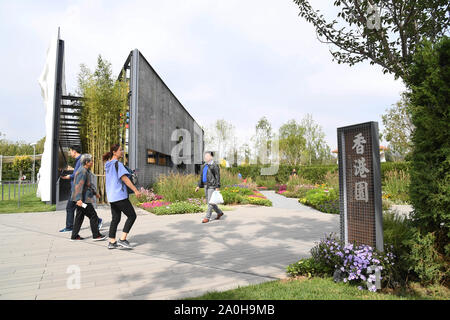 (190920) - BEIJING, Sept. 20, 2019 (Xinhua) - die Leute besuchen die Hong Kong Garden in Peking Internationale Gartenbauausstellung in Peking, der Hauptstadt von China, Sept. 19, 2019. Als die "Perle des Orients", Hong Kong bekannt ist, hat eine Fläche von mehr als 1.100 Quadratkilometern. Die Metropole bietet nicht nur die bekannten Wahrzeichen, sondern auch schöne Landschaften. Verschiedene Landschaftsformen bieten Lebensräume für Tiere und Pflanzen in der Stadt. Und Hongkong hat Bemühungen auf ökologischen Schutz für Jahre gesetzt, eine nachhaltige Entwicklung zu erreichen. Das Beijing International Gartenbau Abgasreiniger Stockfoto