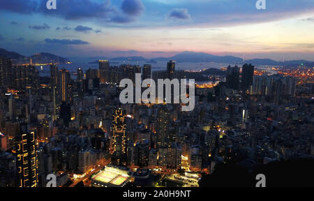 (190920) - BEIJING, Sept. 20, 2019 (Xinhua) - luftaufnahme am 12. Juni, 2017 zeigt die Nacht Mong Kok in Hongkong, Südchina. Als die "Perle des Orients", Hong Kong bekannt ist, hat eine Fläche von mehr als 1.100 Quadratkilometern. Die Metropole bietet nicht nur die bekannten Wahrzeichen, sondern auch schöne Landschaften. Verschiedene Landschaftsformen bieten Lebensräume für Tiere und Pflanzen in der Stadt. Und Hongkong hat Bemühungen auf ökologischen Schutz für Jahre gesetzt, eine nachhaltige Entwicklung zu erreichen. Die Peking Internationale Gartenbauausstellung hält die "Hong Kong Tag' Stockfoto