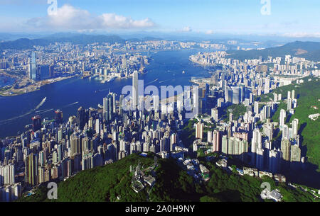(190920) - BEIJING, Sept. 20, 2019 (Xinhua) - luftaufnahme am 27. Juni, 2017 zeigt die Landschaft auf beiden Seiten des Victoria Harbour in Hong Kong, South China. Als die "Perle des Orients", Hong Kong bekannt ist, hat eine Fläche von mehr als 1.100 Quadratkilometern. Die Metropole bietet nicht nur die bekannten Wahrzeichen, sondern auch schöne Landschaften. Verschiedene Landschaftsformen bieten Lebensräume für Tiere und Pflanzen in der Stadt. Und Hongkong hat Bemühungen auf ökologischen Schutz für Jahre gesetzt, eine nachhaltige Entwicklung zu erreichen. Die Peking Internationale Gartenbauausstellung Stockfoto