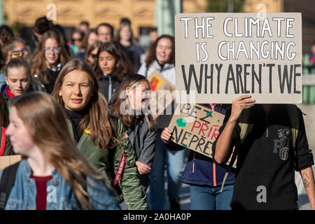 Hradec Kralove, Tschechische Republik. 20 Sep, 2019. Studenten streiken für bessere Klimaschutz und Emissionen senken, in Hradec Kralove, Tschechische Republik, am Freitag, den 20. September 2019. Quelle: David Tanecek/CTK Photo/Alamy leben Nachrichten Stockfoto