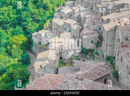 Sorano (Italien) - Eine alte mittelalterliche Stadt an einem Tuffstein in der Provinz von Grosseto, Toskana Region, wissen Sie, wie die kleinen Matera. Stockfoto