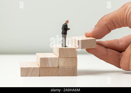 Treppe als Symbol der Karriere oder geschäftlichen Erfolg. Hilfe bei der Verwirklichung des Ziels. Stockfoto