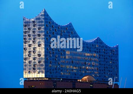 Elbphilharmonie an der blauen Stunde, HafenCity, Hamburg, Deutschland Stockfoto