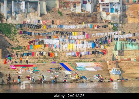 Waschen und Trocknen von Kleidung auf ghat Schritte, Varanasi, Uttar Pradesh, Indien Stockfoto