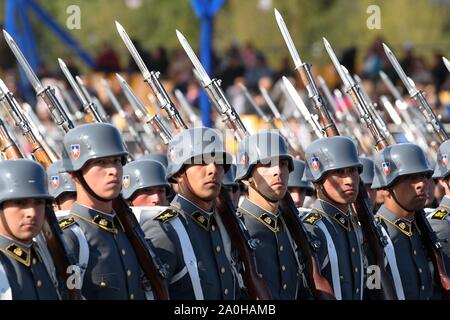 Santiago. 19 Sep, 2019. Chilenische Infanterie Mitglieder März während einer Militärparade der 209. Jahrestag der Unabhängigkeit Chiles in Santiago zu markieren, an Sept. 19, 2019. Credit: Jorge Villegas/Xinhua/Alamy leben Nachrichten Stockfoto