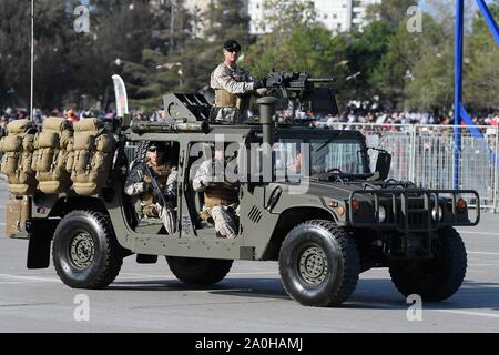 Santiago. 19 Sep, 2019. Den chilenischen Soldaten beteiligen Sie sich an einer militärischen Parade der 209. Jahrestag der Unabhängigkeit Chiles in Santiago zu markieren, an Sept. 19, 2019. Credit: Jorge Villegas/Xinhua/Alamy leben Nachrichten Stockfoto