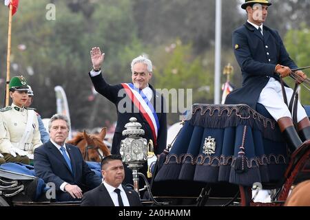 Santiago. 19 Sep, 2019. Chilenische Präsident Sebastian Pinera (C) nimmt an einer militärischen Parade an den 209. Jahrestag der Unabhängigkeit Chiles in Santiago, on Sept. 19, 2019. Credit: Jorge Villegas/Xinhua/Alamy leben Nachrichten Stockfoto