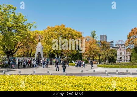 Children's Peace Monument, Children's Peace Monument, und Atomic Bomb Dome, Hiroshima Peace Park, Peace Memorial Park, Hiroshima, Japan Stockfoto