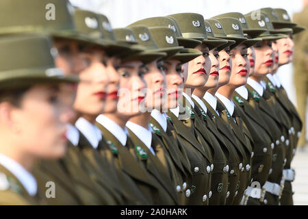 Santiago. 19 Sep, 2019. Chilenische weibliche Polizisten März während einer Militärparade der 209. Jahrestag der Unabhängigkeit Chiles in Santiago zu markieren, an Sept. 19, 2019. Credit: Jorge Villegas/Xinhua/Alamy leben Nachrichten Stockfoto