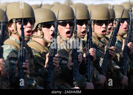 Santiago. 19 Sep, 2019. Der chilenischen Armee Soldaten März während einer Militärparade der 209. Jahrestag der Unabhängigkeit Chiles in Santiago zu markieren, an Sept. 19, 2019. Credit: Jorge Villegas/Xinhua/Alamy leben Nachrichten Stockfoto