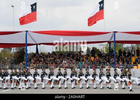 Santiago. 19 Sep, 2019. Einen chilenischen Militär band März während einer Militärparade der 209. Jahrestag der Unabhängigkeit Chiles in Santiago zu markieren, an Sept. 19, 2019. Credit: Jorge Villegas/Xinhua/Alamy leben Nachrichten Stockfoto