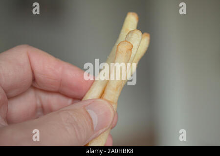 Hand mit goldenen knusprigen Pommes frites, Nahaufnahme von Pommes Pommes Pommes Pommes Pommes Pommes Pommes Pommes Pommes Pommes Pommes Pommes Pommes Pommes Pommes Stockfoto