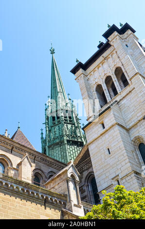 Äußere Fassade der Kathedrale Saint Pierre in Genf, Schweiz. Als Römisch-katholische Kathedrale gebaut, wurde aber Evangelisch-reformierten Kirche Kirche während der Reformation. Kathedrale Turm. Stockfoto